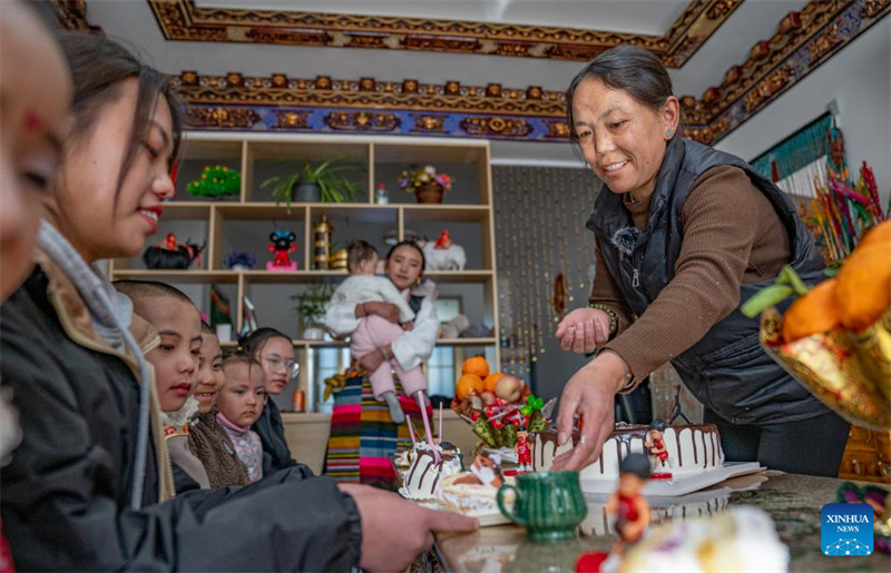 Xizang : les « mères » de la maison de protection sociale de Xigaze préparent les célébrations du Nouvel An des agriculteurs pour les enfants