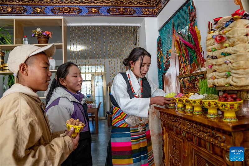 Xizang : les « mères » de la maison de protection sociale de Xigaze préparent les célébrations du Nouvel An des agriculteurs pour les enfants