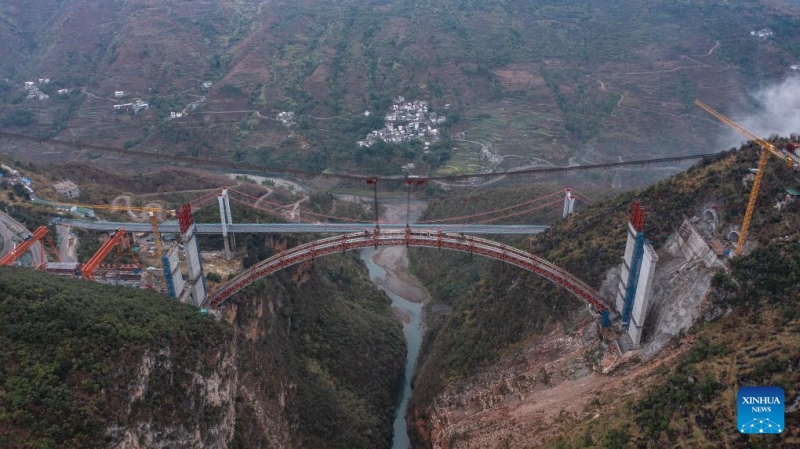 Guizhou : le grand pont de Wumengshan sur l'autoroute Nayong-Qinglong en construction