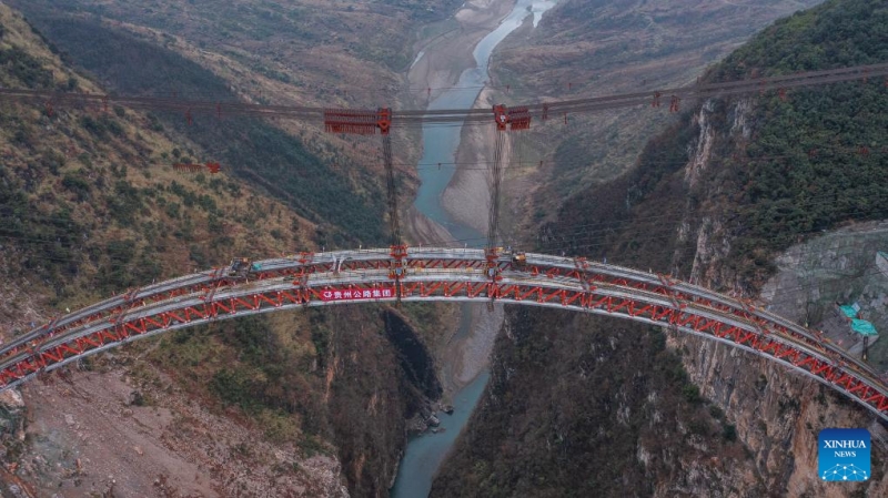 Guizhou : le grand pont de Wumengshan sur l'autoroute Nayong-Qinglong en construction