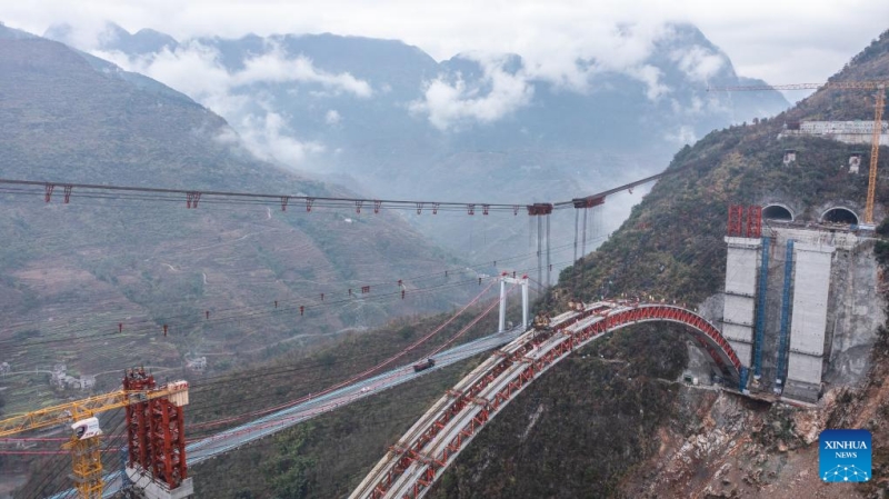 Guizhou : le grand pont de Wumengshan sur l'autoroute Nayong-Qinglong en construction
