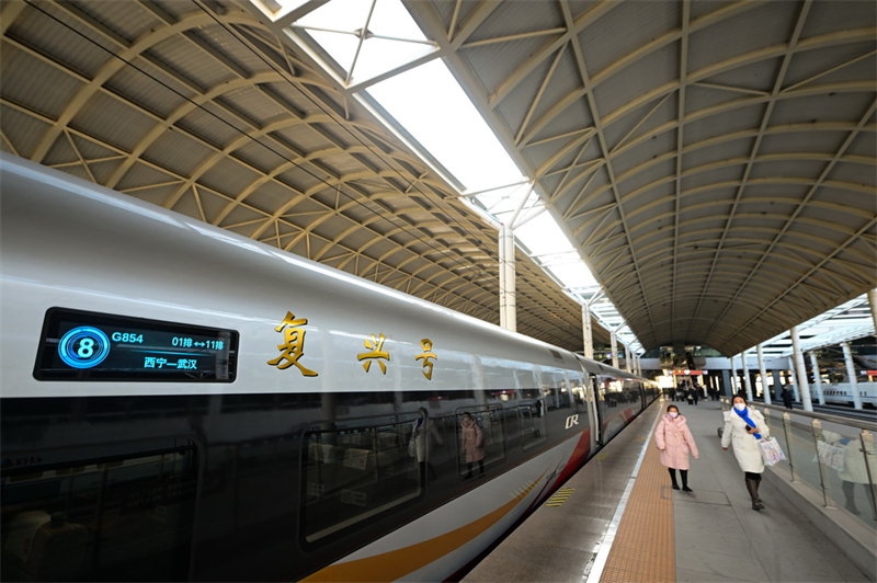 Qinghai : le train à grande vitesse intelligent Fuxing mis en service sur le plateau Qinghai-Tibet
