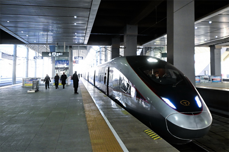 Qinghai : le train à grande vitesse intelligent Fuxing mis en service sur le plateau Qinghai-Tibet
