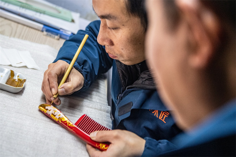 Chongqing : histoire en photos d'un héritier de l'artisanat de sculpture sur peigne en bois de Tanmujiang