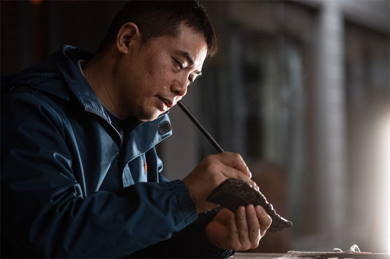 Chongqing : histoire en photos d'un héritier de l'artisanat de sculpture sur peigne en bois de Tanmujiang
