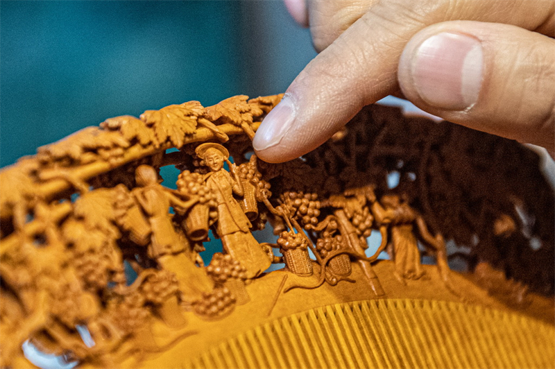 Chongqing : histoire en photos d'un héritier de l'artisanat de sculpture sur peigne en bois de Tanmujiang