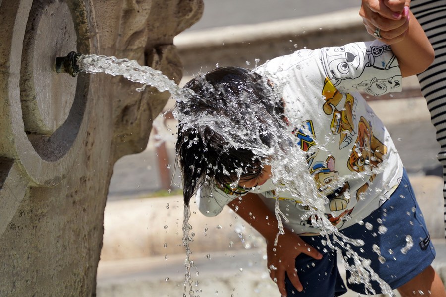 Un garçon se rafraîchit à la fontaine Barcaccia sur la Piazza di Spagna à Rome, en Italie, le 18 juillet 2023. La température maximale à Rome a dépassé 41 degrés Celsius mardi. (Xinhua/Jin Mamengni)