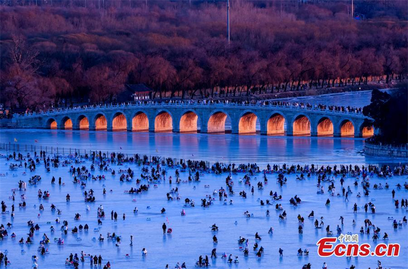 La plus grande patinoire naturelle de Beijing remporte un franc succès