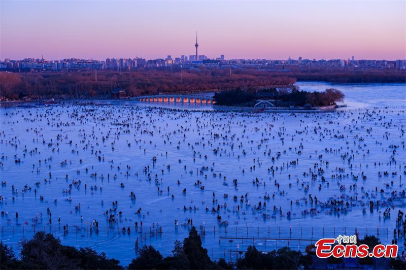 La plus grande patinoire naturelle de Beijing remporte un franc succès