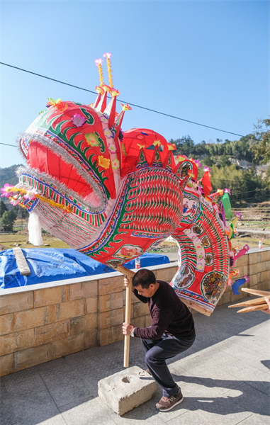 Zhejiang : des lanternes-dragon traditionnelles installées en prévision du Nouvel An chinois à Qingtian