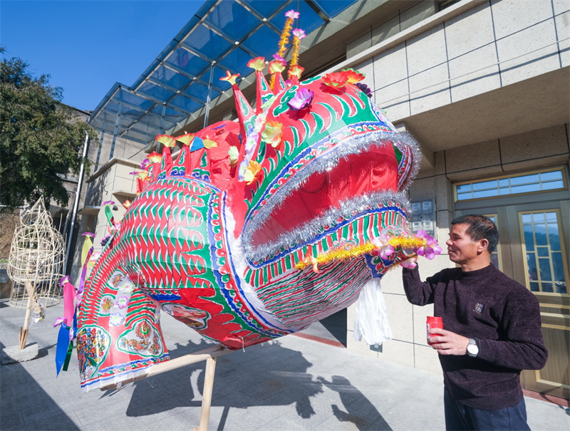 Zhejiang : des lanternes-dragon traditionnelles installées en prévision du Nouvel An chinois à Qingtian