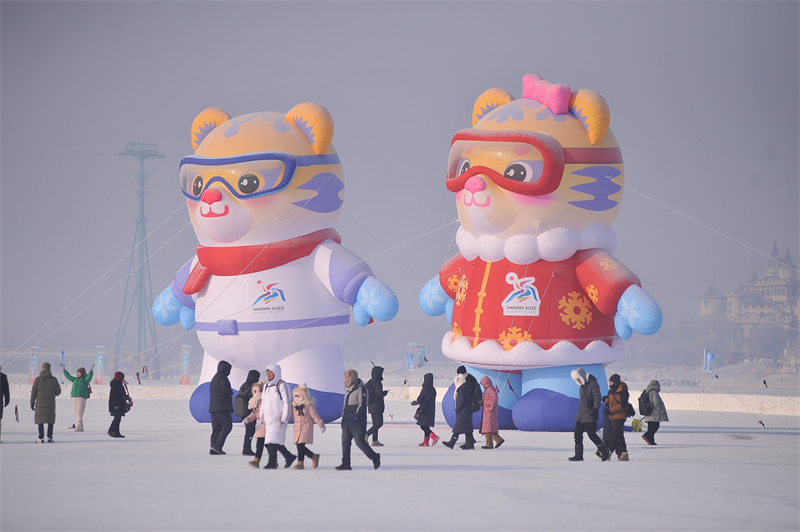 Heilongjiang : les mascottes tigres des 9es Jeux asiatiques d'hiver accueillent les visiteurs à Harbin