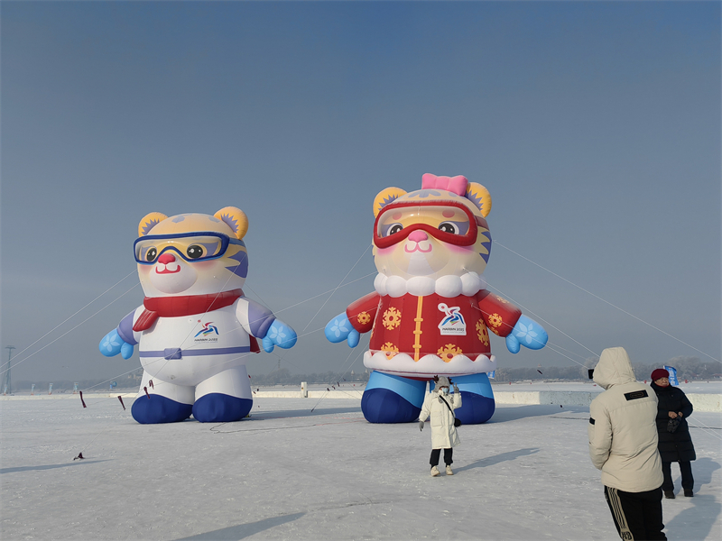 Heilongjiang : les mascottes tigres des 9es Jeux asiatiques d'hiver accueillent les visiteurs à Harbin