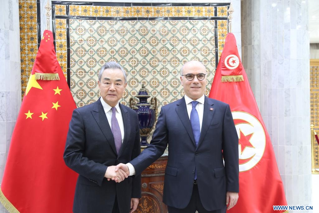 Le ministre chinois des Affaires étrangères Wang Yi (à gauche), également membre du Bureau politique du Comité central du Parti communiste chinois, s'entretient avec son homologue tunisien Nabil Ammar à Tunis, en Tunisie, le 15 janvier 2024. (Xinhua/Huang Ling)