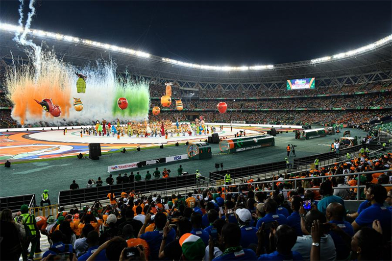 Les spectateurs regardent la cérémonie d'ouverture de la Coupe d'Afrique des Nations 2023. (Han Xu / Xinhua)