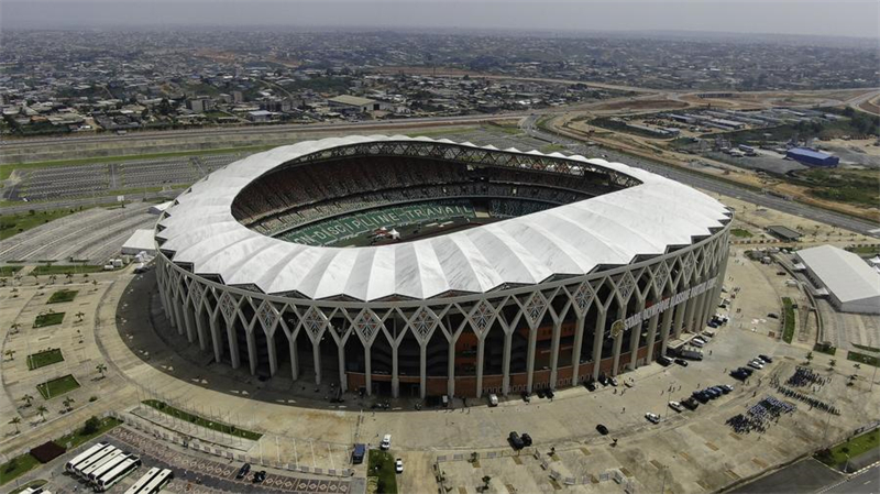 Une photo aérienne prise par un drone, prise le 3 janvier 2024, montre une vue du stade Alassane Ouattara à Abidjan, en Côte d'Ivoire. (Laurent Idibouo / Xinhua)