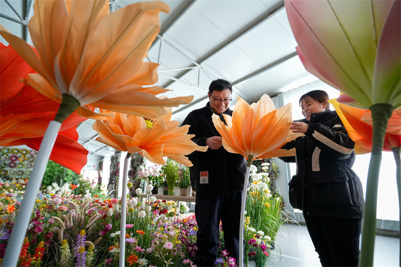 Les fleurs en soie aident les femmes à trouver un emploi au Hebei