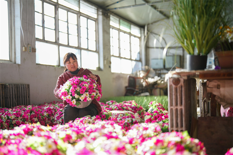 Les fleurs en soie aident les femmes à trouver un emploi au Hebei
