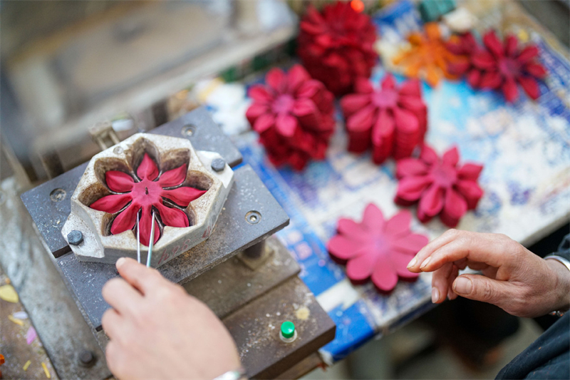 Les fleurs en soie aident les femmes à trouver un emploi au Hebei