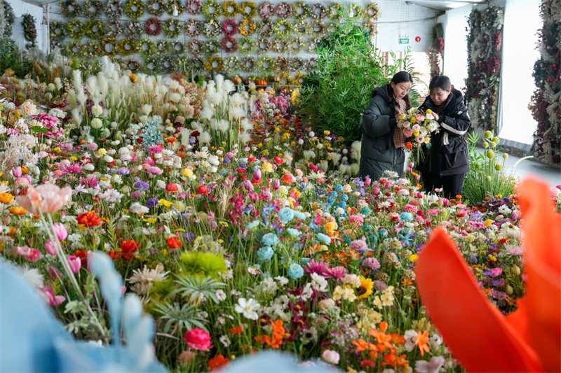 Les fleurs en soie aident les femmes à trouver un emploi au Hebei