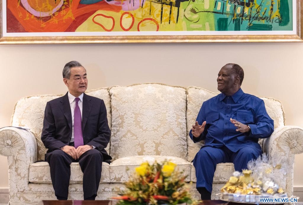 Le président ivoirien Alassane Ouattara rencontre le ministre chinois des Affaires étrangères Wang Yi, également membre du Bureau politique du Comité central du Parti communiste chinois, en visite à Abidjan, en Côte d