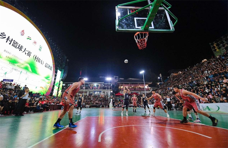 Des joueurs de basket-ball s'affrontent lors de la finale de la « Cun BA » dans le village de Taipan du comté de Taijiang, dans la préfecture autonome Miao et Dong de Qiandongnan de la province du Guizhou (sud-ouest de la Chine), le 28 octobre 2023. (Jia Zhi / Pic.people.com.cn)Des joueurs de basket-ball s'affrontent lors de la finale de la « Cun BA » dans le village de Taipan du comté de Taijiang, dans la préfecture autonome Miao et Dong de Qiandongnan de la province du Guizhou (sud-ouest de la Chine), le 28 octobre 2023. (Jia Zhi / Pic.people.com.cn)