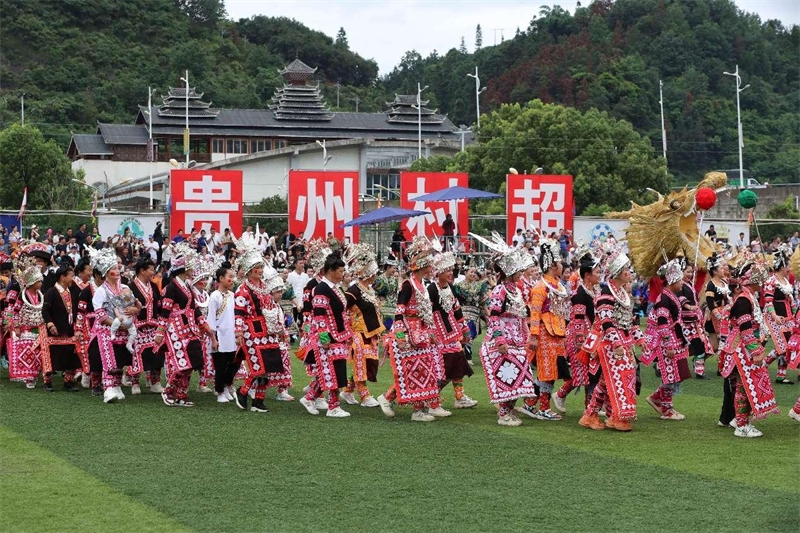 Des membres du groupe ethnique Miao présentent un spectacle de chants et de danses pendant la pause d'un match de Super League villageoise sur un terrain de football du comté de Rongjiang de la préfecture autonome Miao et Dong de Qiandongnan, dans la province du Guizhou (sud-ouest de la Chine), le 24 juin 2023. (Li Changhua / Pic.people.com.cn)