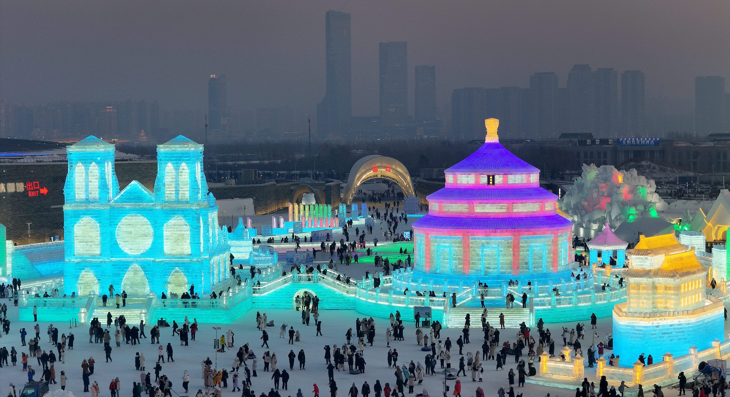 Photo prise le 23 décembre 2023 montre un paysage inspiré de l'Année de la culture et du tourisme Chine-France en 2024 au Monde de Glace et de Neige de Harbin, capitale de la province du Heilongjiang (nord-est de la Chine). (Photo / VCG)