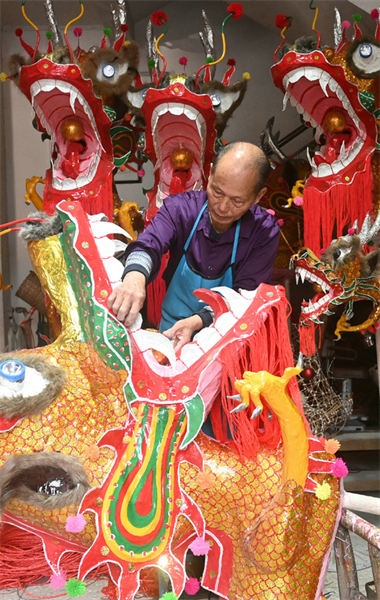 Un artisan septuagénaire se consacre à la fabrication de dragons en bambou