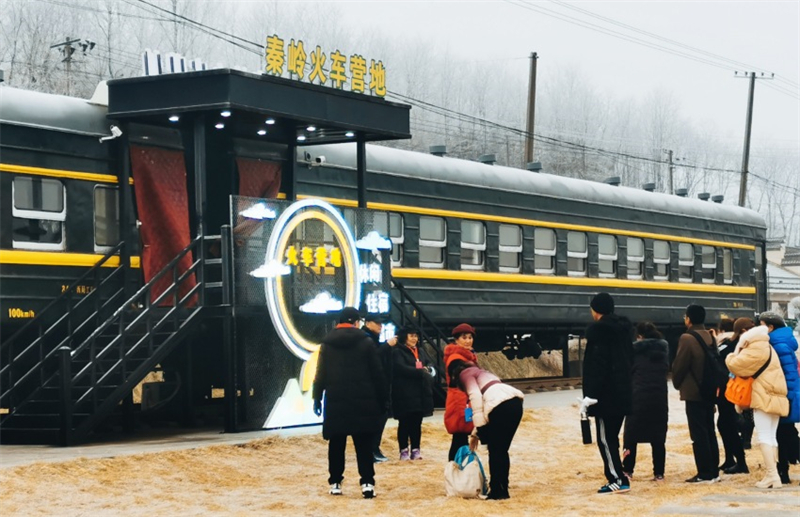 Mise en service du premier train touristique du Shaanxi « voyage de glace et de neige aux cheveux d'argent »