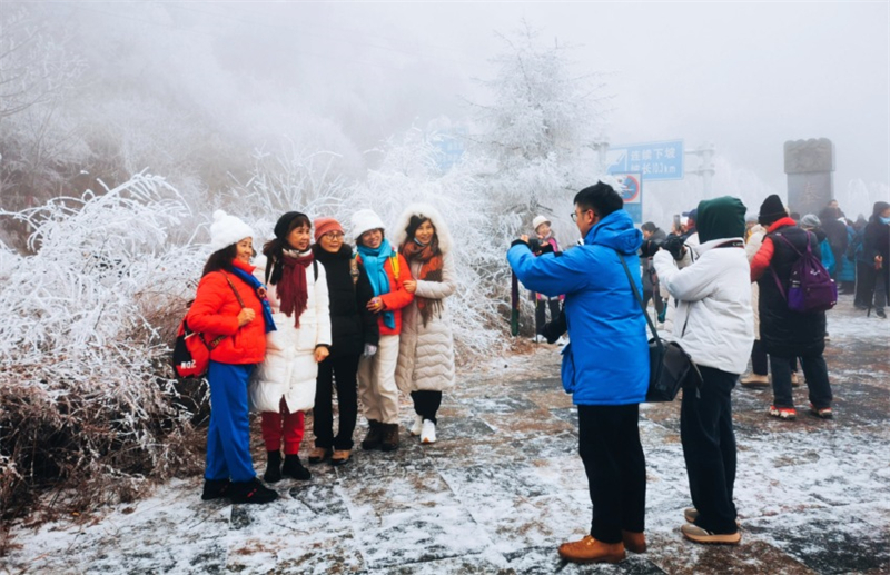 Mise en service du premier train touristique du Shaanxi « voyage de glace et de neige aux cheveux d'argent »