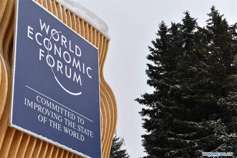 Photo du logo du Forum économique mondial (FEM) à Davos, en Suisse, le 19 janvier 2024. Le FEM a conclu vendredi son édition 2024, appelant à reconstruire la confiance face aux incertitudes mondiales. (Xinhua/Lian Yi)
