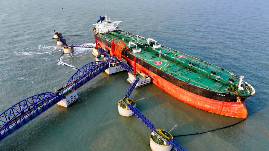 Photo aérienne d'un supertanker dans un terminal de pétrole brut du port de Yantai à Yantai, dans la province chinoise du Shandong (est), le 27 décembre 2023. (Photo : Li An)