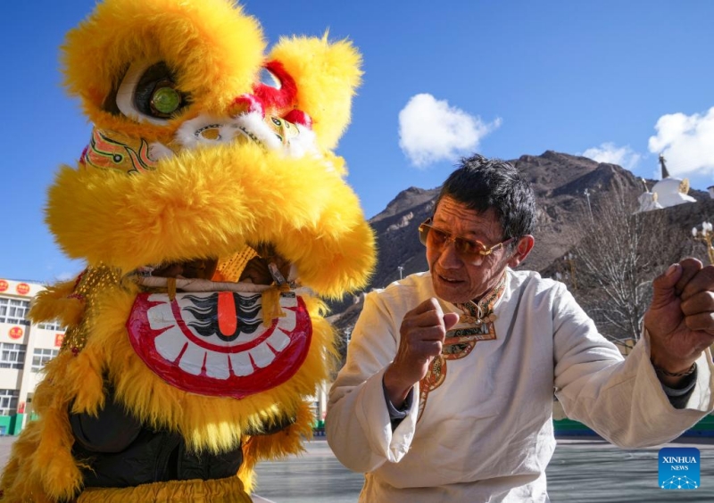 Histoire en photos d'un héritier tibétain de l'art de la danse du lion de Xobando