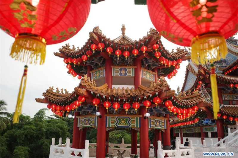 Photo prise le 21 janvier 2024 montrant des lanternes rouges au temple Thean Hou à Kuala Lumpur, en Malaisie. Le temple Thean Hou se prépare pour la fête du Printemps, prévue le 10 février 2024. (Xinhua/Cheng Yiheng)