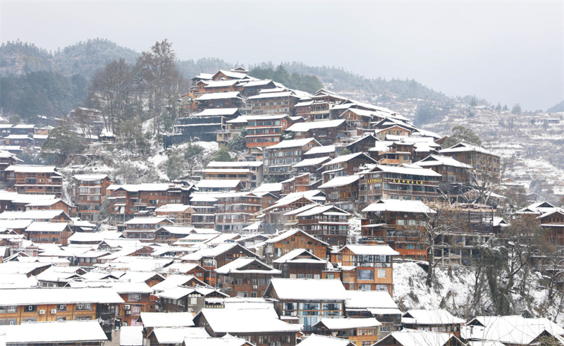 Guizhou : les touristes ensorcelés par les paysages enneigés du village Miao de Qianhu