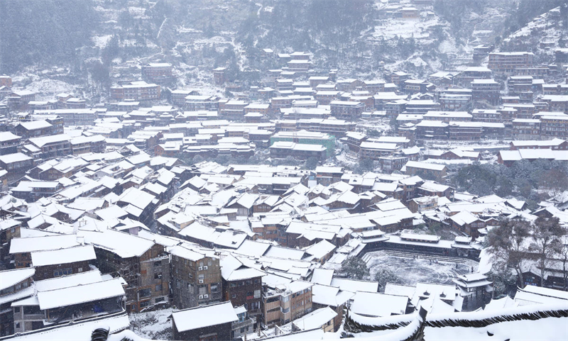 Guizhou : les touristes ensorcelés par les paysages enneigés du village Miao de Qianhu