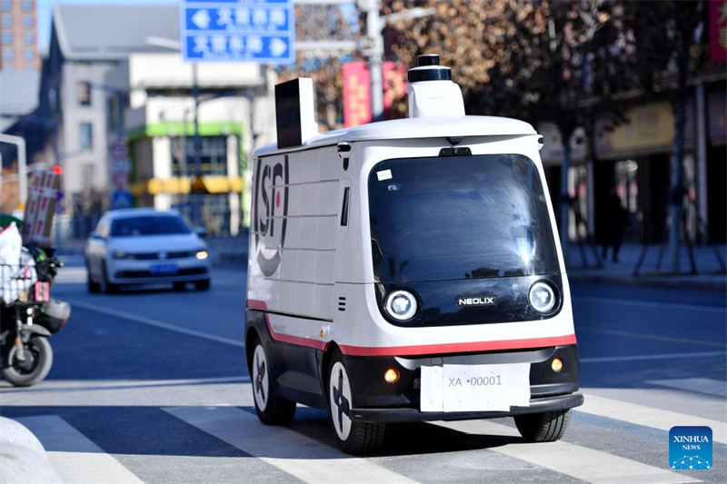 Hebei : des véhicules de livraison sans pilote mis en service dans la Nouvelle Zone de Xiong'an