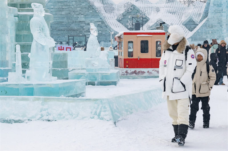 Heilongjiang : le Monde de glace et de neige de Harbin présente des sculptures de glace des guerriers en terre cuite de Xi'an