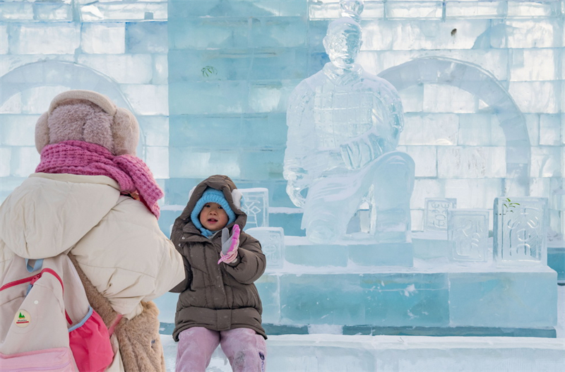 Heilongjiang : le Monde de glace et de neige de Harbin présente des sculptures de glace des guerriers en terre cuite de Xi'an