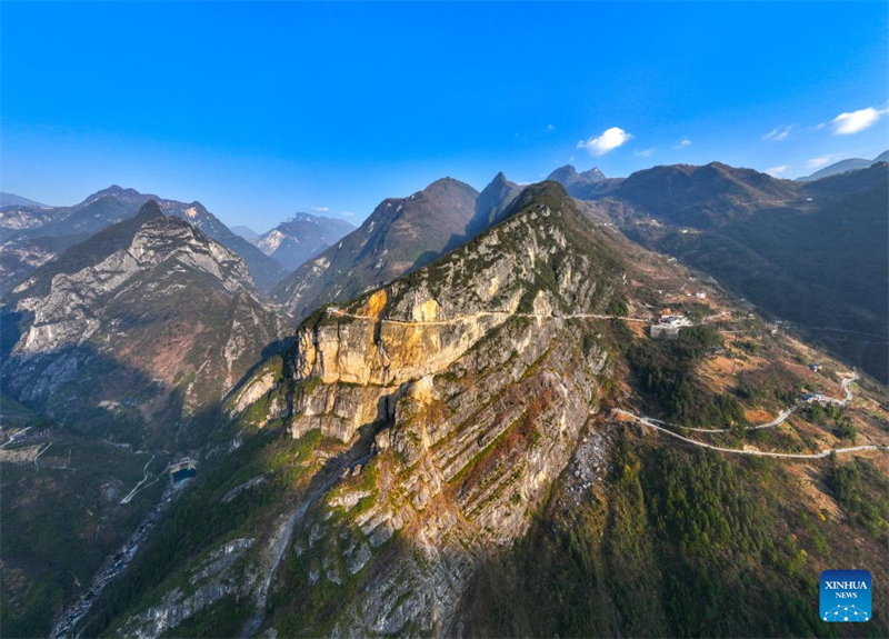 Chongqing : le sentier de montagne de la falaise de Lanying vu du ciel
