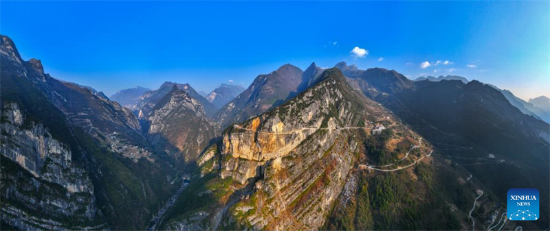 Chongqing : le sentier de montagne de la falaise de Lanying vu du ciel