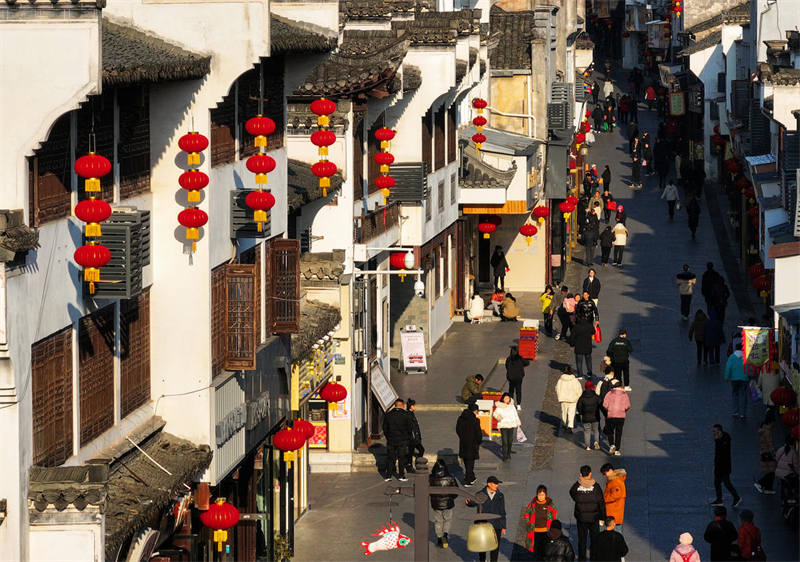 Anhui : la vieille ville de Huizhou se pare de lanternes rouges pour la Fête du Printemps