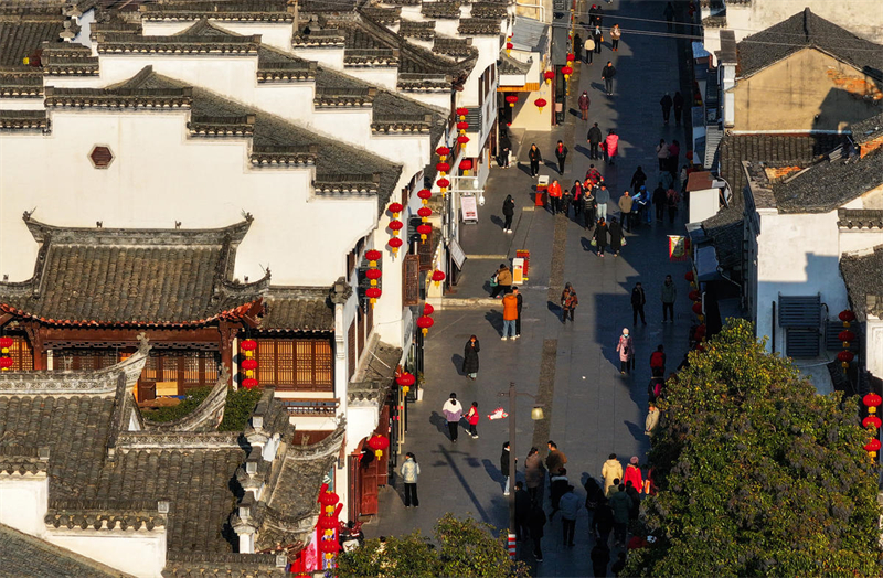 Anhui : la vieille ville de Huizhou se pare de lanternes rouges pour la Fête du Printemps
