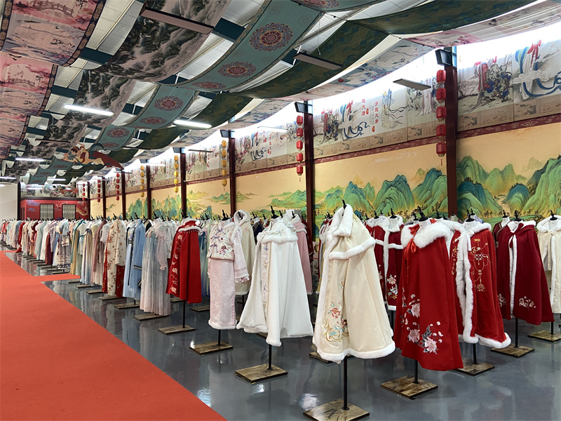 Shandong : la fabrication de Hanfu en plein boom à l'approche de la Fête du Printemps à Caoxian
