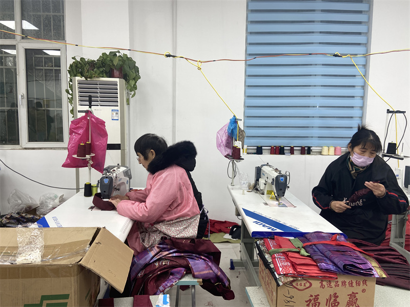 Shandong : la fabrication de Hanfu en plein boom à l'approche de la Fête du Printemps à Caoxian