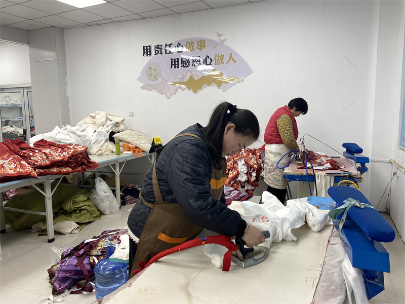 Shandong : la fabrication de Hanfu en plein boom à l'approche de la Fête du Printemps à Caoxian