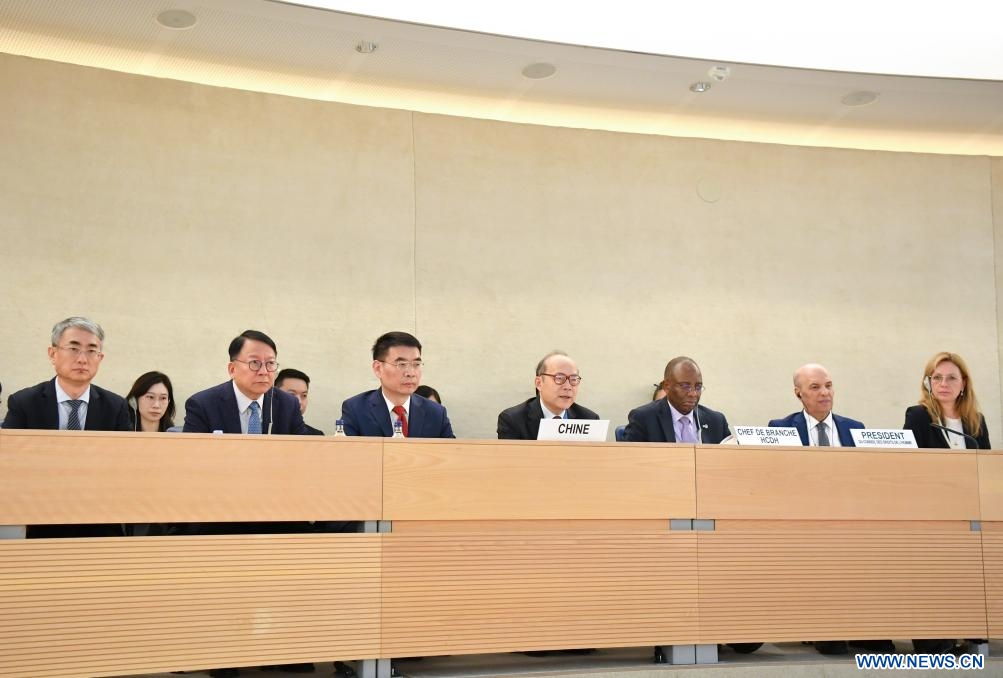 Chen Xu (centre), représentant permanent de la Chine auprès des Nations Unies à Genève et d'autres organisations internationales en Suisse et chef de la délégation chinoise pour l'examen périodique universel (EPU), participe au quatrième cycle de l'EPU mené par le Conseil des droits de l'Homme des Nations Unies à Genève, en Suisse, le 26 janvier 2024. Les recommandations faites à la Chine ont été adoptées vendredi par la 45e session du groupe de travail sur l'EPU du Conseil des droits de l'Homme des Nations Unies. (Xinhua/Lian Yi)