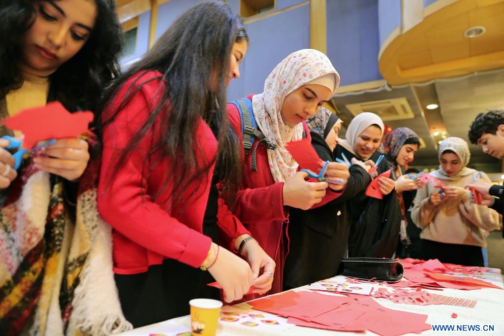 Des étudiants égyptiens apprennent à faire des jiaozi (raviolis chinois) lors d'un événement culturel organisé à l'approche de la fête du Printemps au Centre culturel chinois du Caire, en Egypte, le 25 janvier 2024. (Xinhua/Wang Dongzhen)