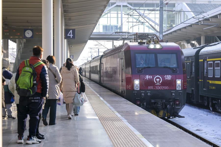 Un train entre dans la gare de Hohhot, dans la région autonome de Mongolie intérieure (nord), le 26 janvier 2024. (Photo : Li Zhipeng)